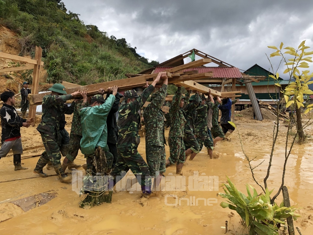 Ngay khi đến hiện trường, cán bộ, chiến sĩ bắt tay ngay vào công việc giúp dân.